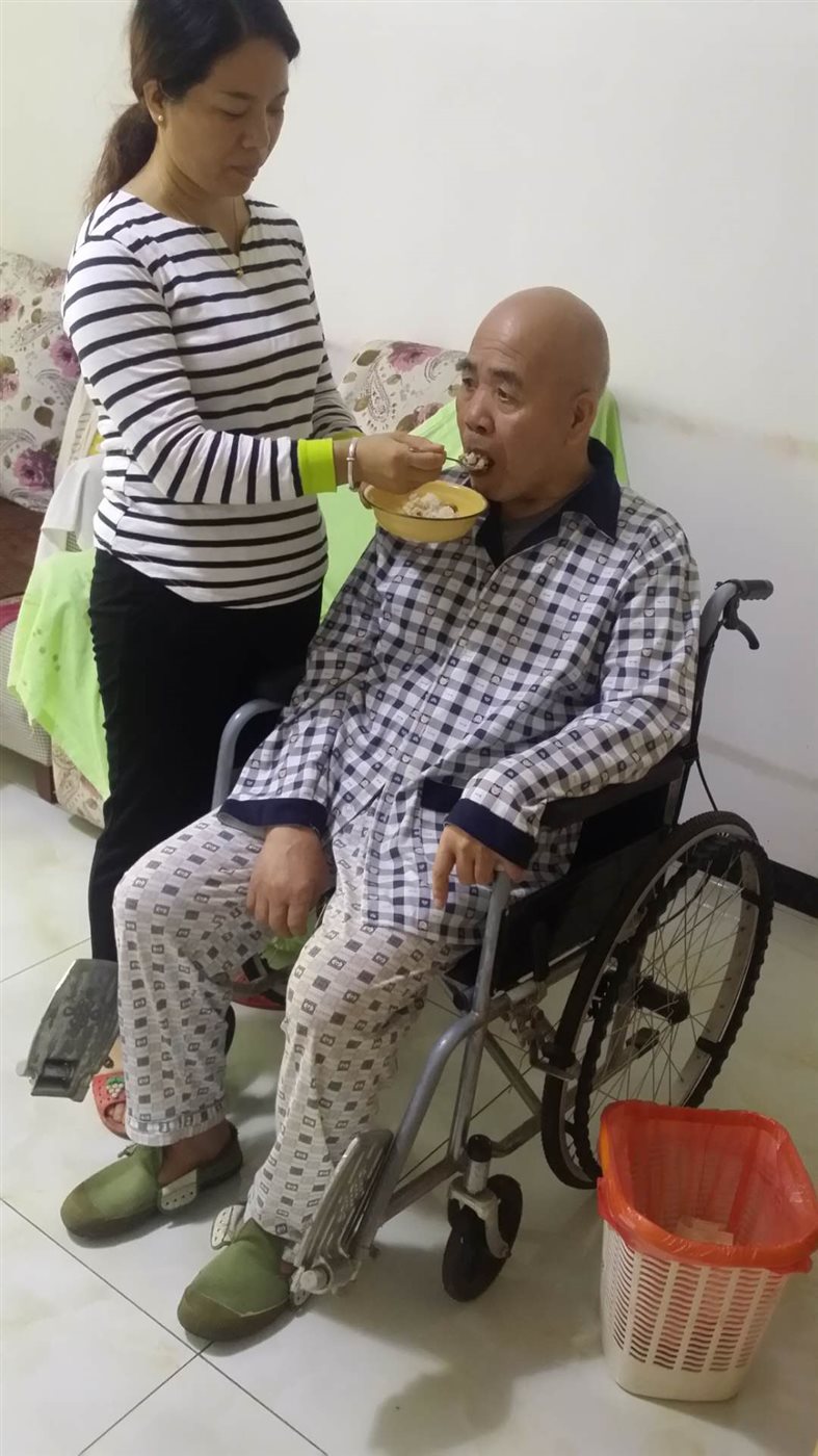 2015年4月,父亲脑梗中风偏瘫了,出院后,右侧手脚行动不便,不能说话.