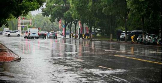 中北部春季少雨、夏季多雨，出现“旱涝急转”