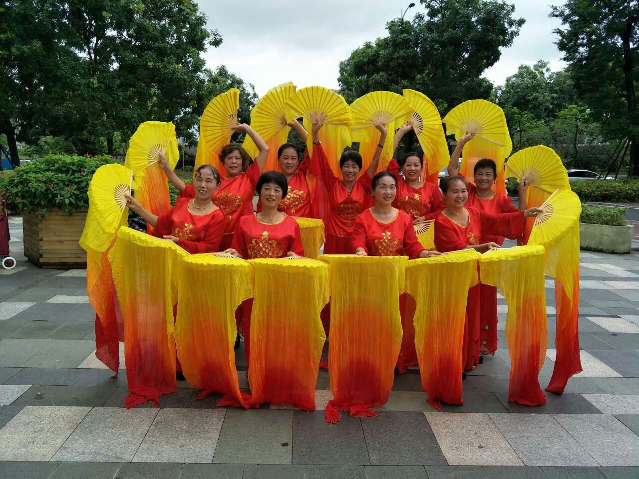 56. 夕阳更红舞蹈队