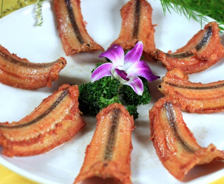 龙观饭店    椒盐蛇段    订餐电话:13258659525    地址:浙江省