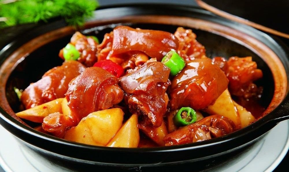 特色地锅    红烧猪脚    订餐电话:13797875724    地址:金华市